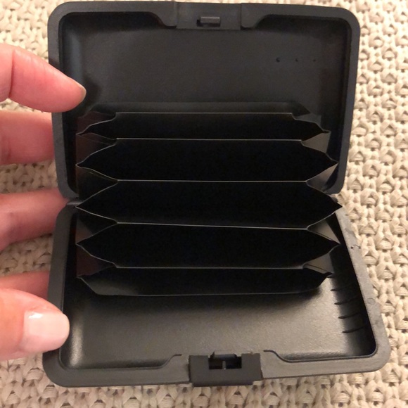 Identity theft blocker card case - NWOT - Picture 2 of 2